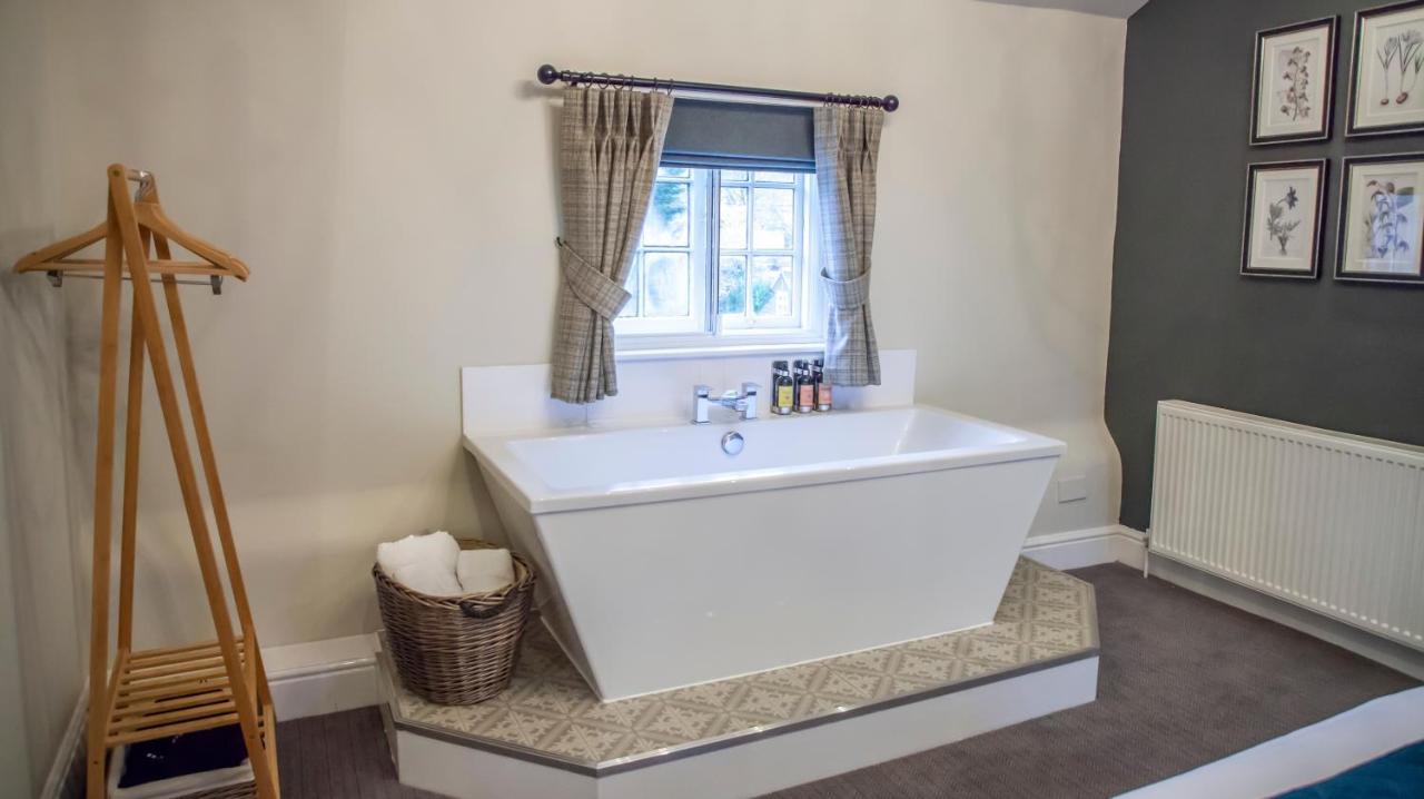 The Bell - Brunning And Price Hotel Alderminster Екстериор снимка